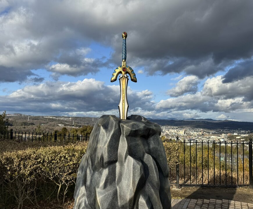 ドラクエのロトの剣を撮影してみたら…父と子の比較写真に32万いいね「世代感の差」「両方に違う良さがある」