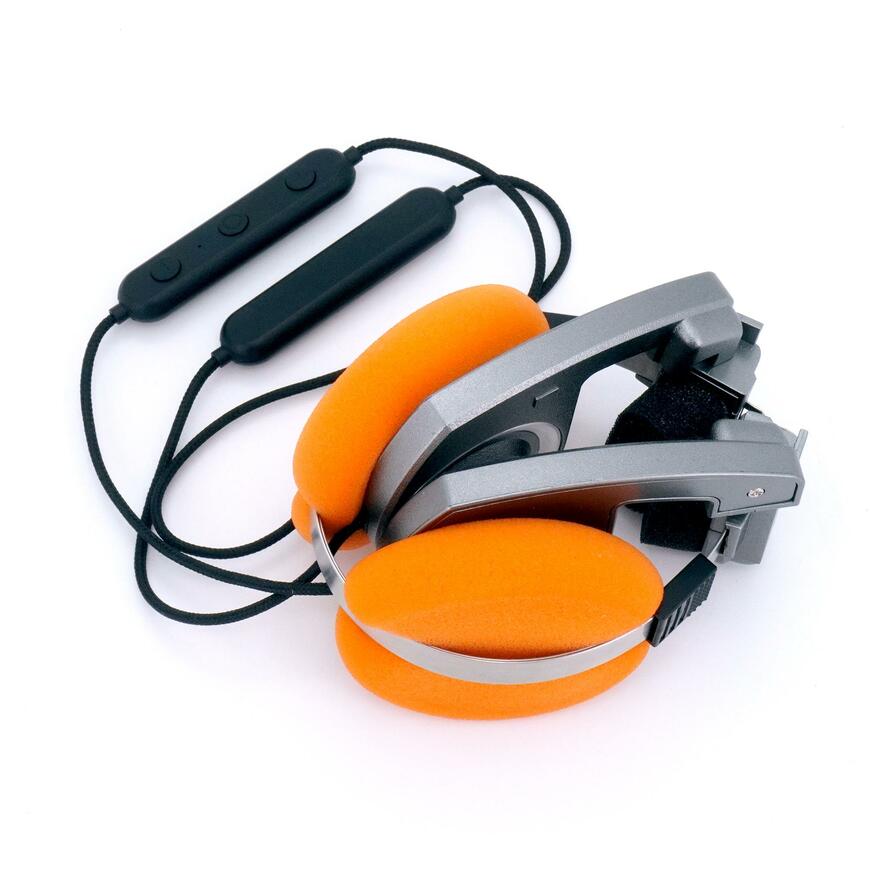 出所：株式会社ゲオホールディングス「80年代を彷彿させるレトロデザイン！2色のイヤーパッドでビジュアルが変わる　ゲオ限定『オンイヤーレトロヘッドホン（ワイヤレス）』を販売」