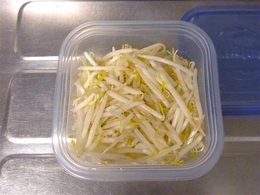 もやしを耐熱容器に入れ、ラップか蓋をして電子レンジ（600w）で2分加熱