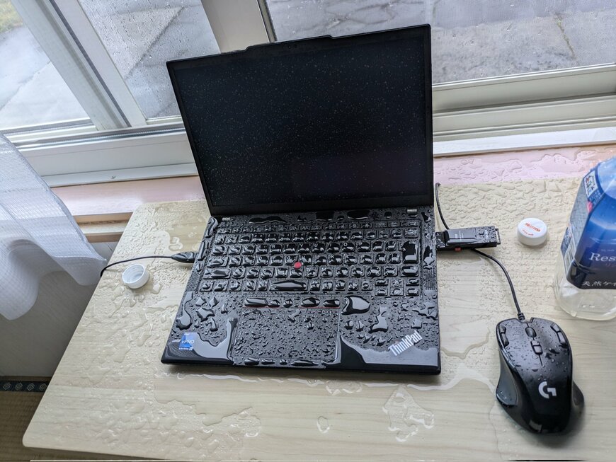 雨でずぶ濡れになったノートパソコン