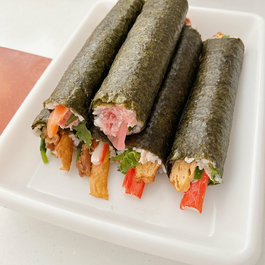 具材をはみ出して作った巻き寿司
