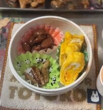 【朝6時】元料理人の父が女子高生の娘に作る「照り焼き弁当」2段重ねの詰めワザと鮮やかな彩りに反響