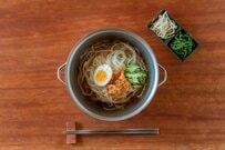 ごちゃつく台所を卒業できそう！燕三条の「鍋にも器にもなるボウル」直火＆IH対応で、調理しやすい工夫がぎっしり。収納もスマートなミニマル設計