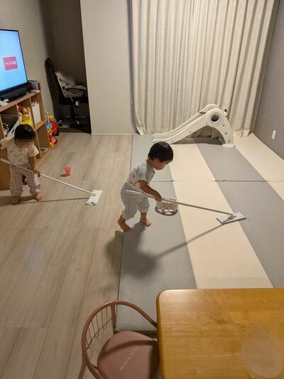 床掃除する双子