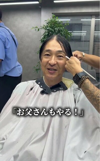 濡れた髪にハサミを入れてもらう、施術中の様子