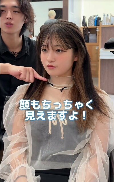 胸のあたりまで届く、前髪のある長い髪の来店時の様子