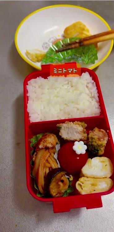 白い花のピックを刺したミニトマトが加わったところ