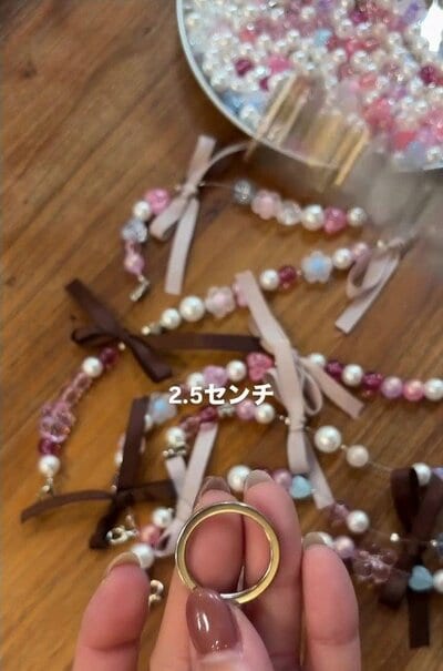 ビーズとリボンを通したテグス