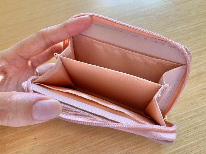 ガバッと開くので、お札や小銭が見えやすそうです