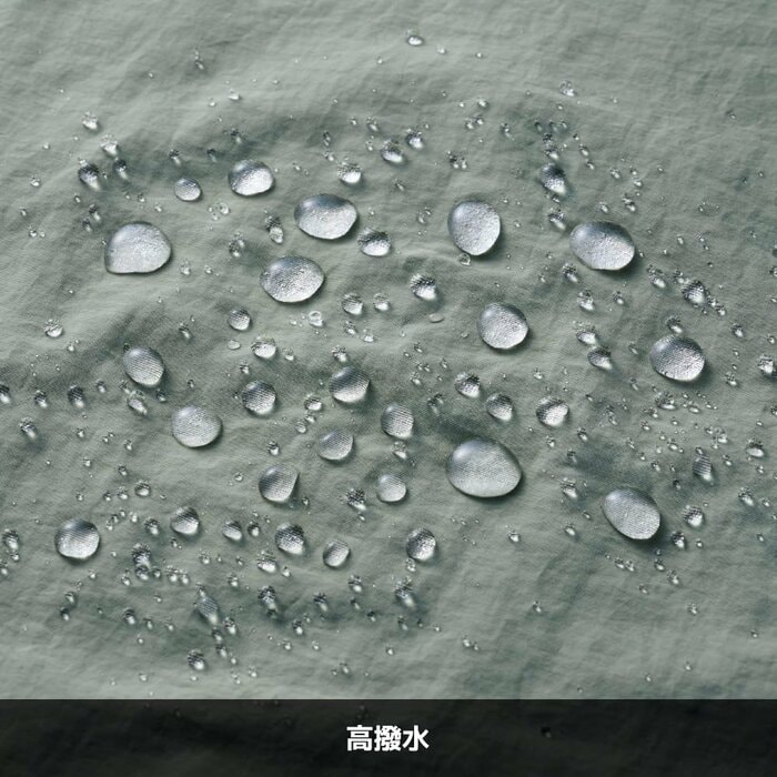 生地の表面には強力な高撥水加工が施されています