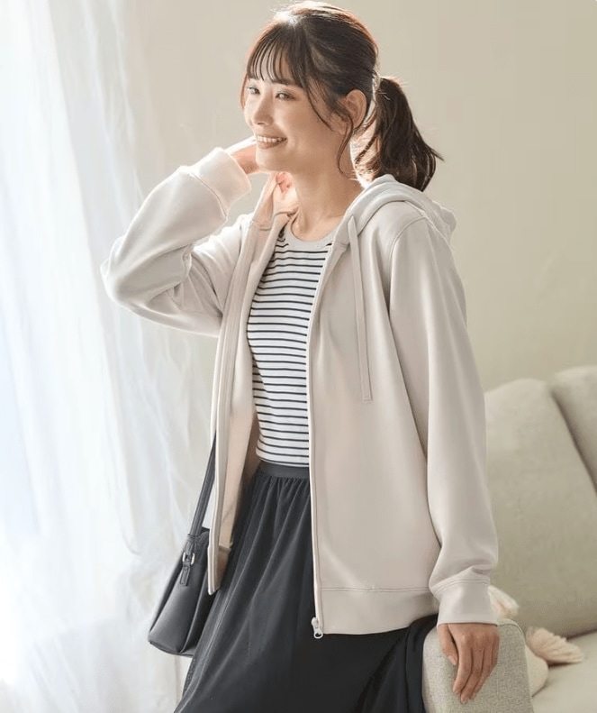 軽い着心地ともちもちした肌触りで大人気のパーカー