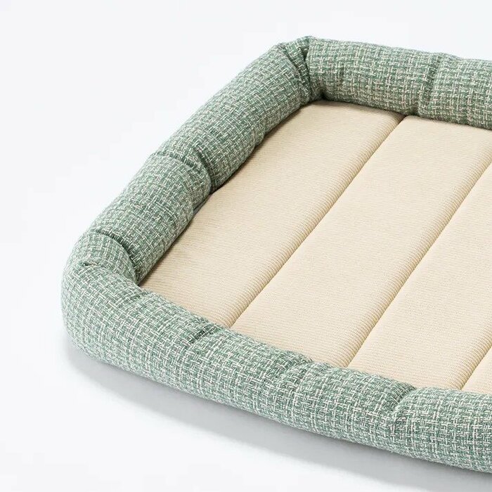 一般的なペットベッドに比べてやや低めに設計されています