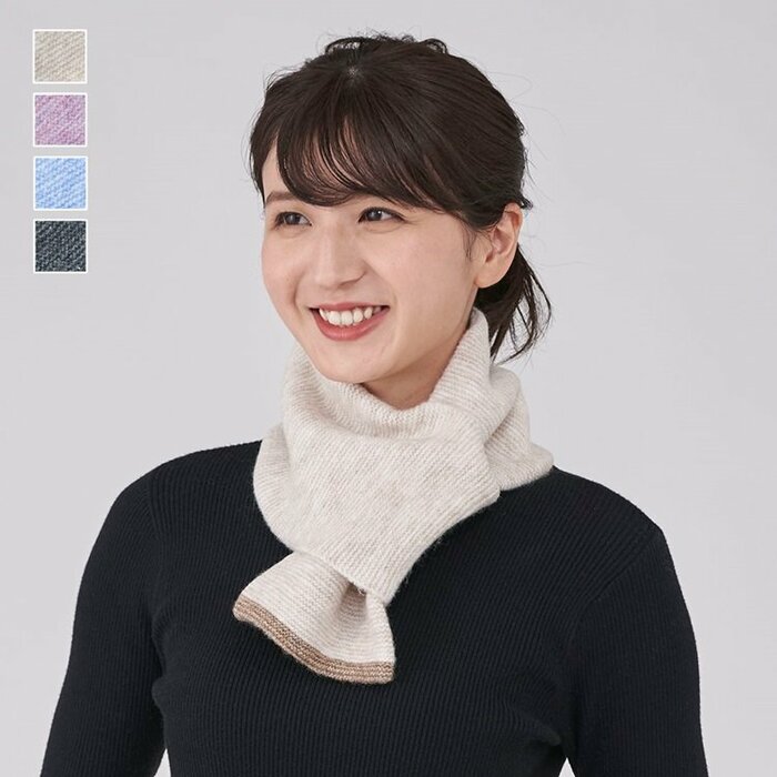 片側の切れ込みに、反対側を差し込むだけで巻けるマフラー