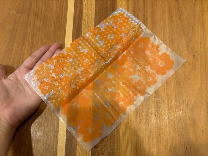 パッケージから出してみると、ポップな花柄がかわいい印象です