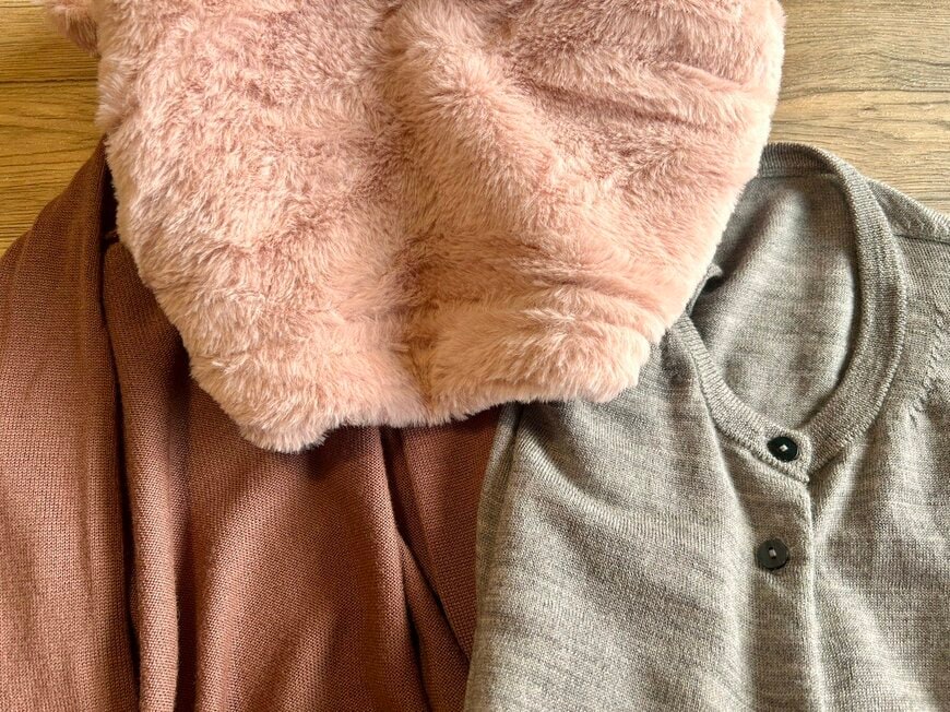 茶色、グレーなど定番色にもあるので、外出時にもいいかも。私が見た店舗ではグレーもありました。