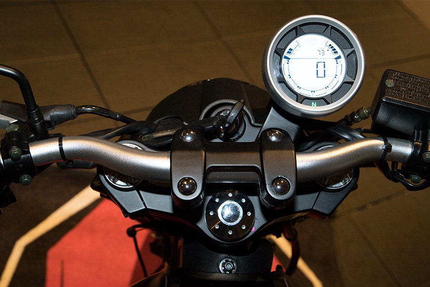 シンプルながらもデジタルメーターを採用