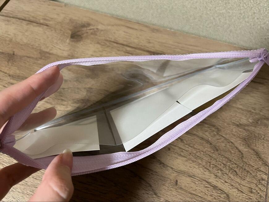 筆者撮影（ダイソー、ポケット付ペンケース（CHM、パープル））