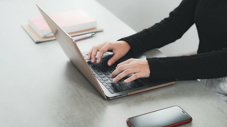 想像の斜め上を行く「ノートパソコンの高さ調整方法」が話題に　「真似させてください」