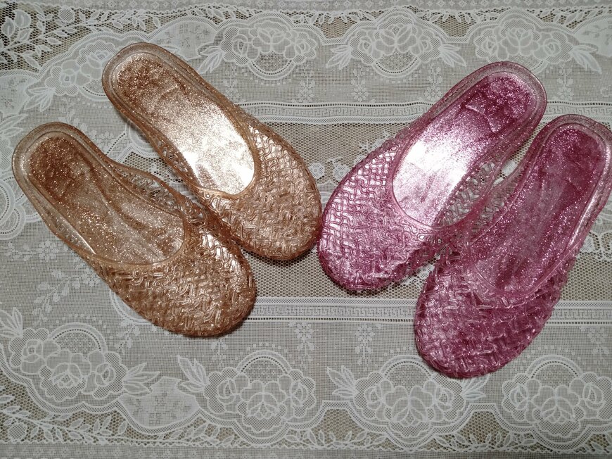 出所：筆者撮影（キャンドゥのクリアフラットミュール）