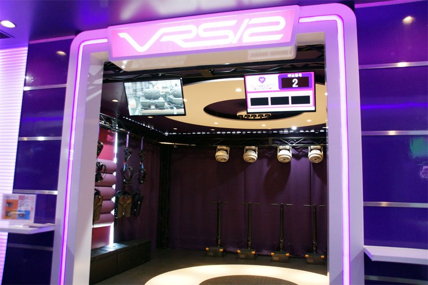 プレイルーム内は自由に動けて、境界線（壁）はゴーグル内に表示されるのでぶつかる心配はない