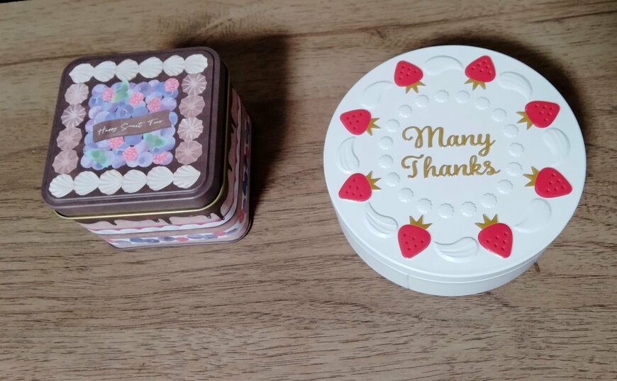 筆者撮影（セリア、スクエア缶 デコレーションケーキ・ギフト缶 ケーキ）