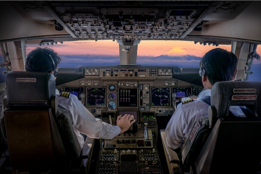【最新】パイロット（航空機操縦士）の年収はいくら？平均年齢・勤続年数も【2022年更新版】