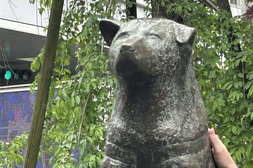 渋谷の忠犬ハチ公像の前足に違和感　「今にも封印が解けて動き出しそう」と期待の声