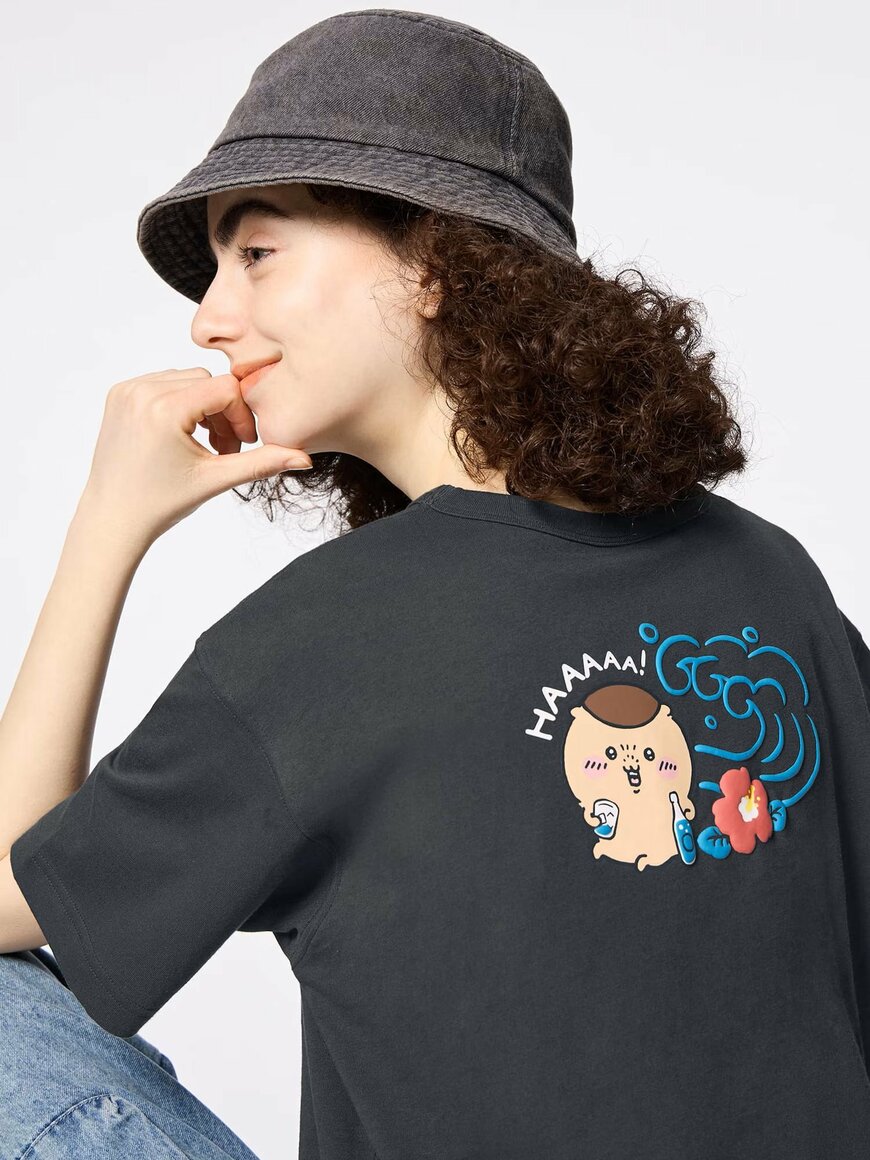 GU公式 グラフィックT CHIIKAWA/カラー:08 DARK GRAYの画像