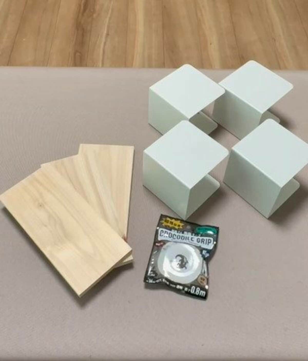 100均DIY】3児ママがセリア〈U型ブックスタンド・ひのき材〉で作る