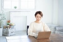 【金利のある世界】「普通預金」から「定期預金」に乗り換えるだけでお金はいくら増える？「300万円を5年間ほったらかし」にして利息がいくら付くかシミュレーション！