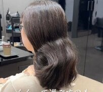膨らむ髪に悩むロングヘアの女性　大胆ショートで激変した姿が話題