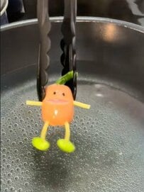 まるで生きているみたい！娘が喜ぶ「枝豆のくつ」を履いたソーセー人が可愛いすぎる