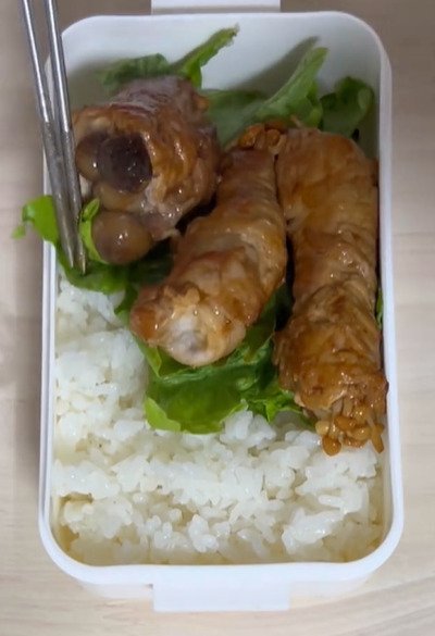 タレが絡んで美味しそうな肉巻ききのこ