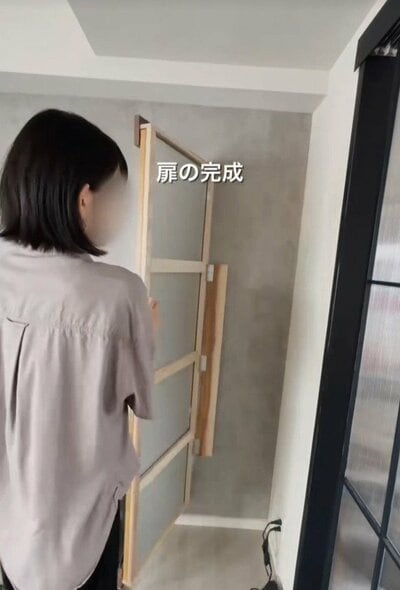 蝶番付きの扉として生まれ変わった鏡。閉めれば普通の鏡として活躍します