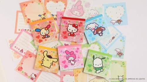 4柄が入った「メモパッド・スクエア クローバーVer.」(495円)