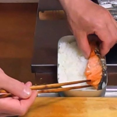父が高校生の息子に作る愛情を込めた【シャケ弁当】菜の花やタケノコなど春の食材を使った豪華なお弁当に「このシャケ弁当が大好き」の声