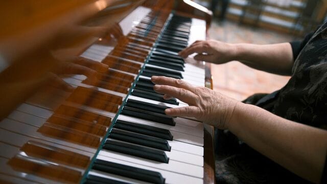 70代女性がピアノレッスンに着てきたTシャツ 「演奏する人の本音」を表す文面に笑いと共感の声