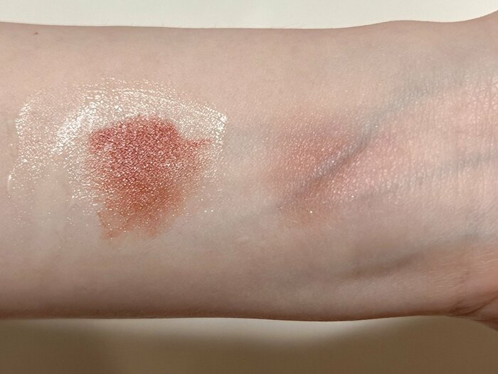 右側がアイシャドウ単体、左側がベースの上にアイシャドウを塗っています。