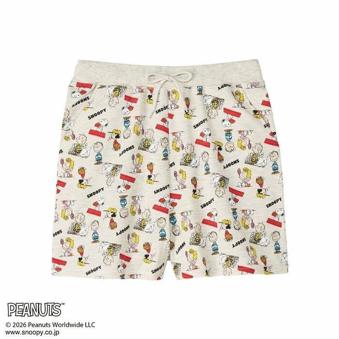 スヌーピーの総柄デザインが目を引くショートパンツ