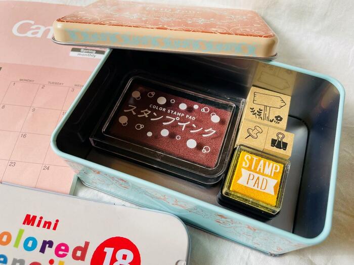 クッキーの空き缶に入れて収納してみました!