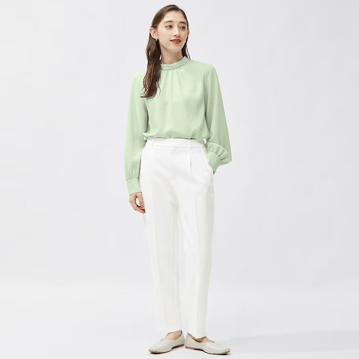 直線的なシルエットが美しい、「タックテーパードパンツ」