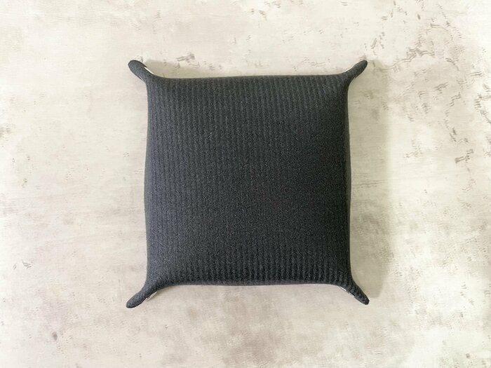 裏面はレザー調ではなくフェルト生地