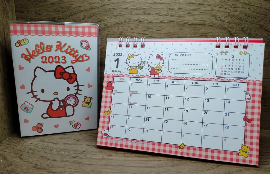 筆者撮影（セリア、ハローキティ 2023年 A6手帳・セリア、ハローキティ 2023年卓上リングカレンダー）