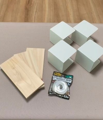 【100均DIY】3児ママがセリア〈U型ブックスタンド・ひのき材〉で作るおしゃれ〈収納棚〉に大反響！工具いらず＆たった5分の作業で完了するアイディアに絶賛の声