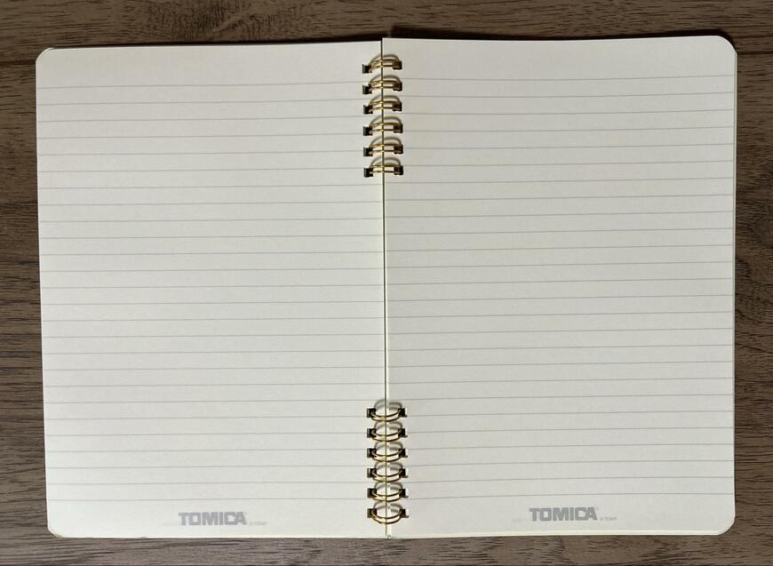筆者撮影（セリア、トミカA5リングノートA罫 40枚）