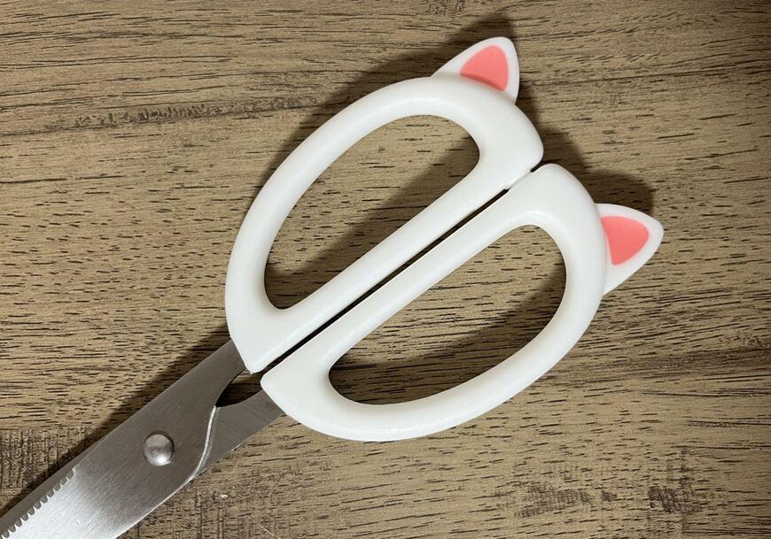 筆者撮影（セリア、キッチンはさみ 猫耳）