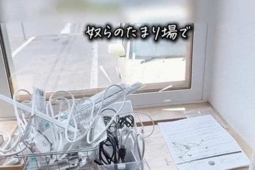 【100均活用】かごやコード類でごちゃつく〈窓カウンター〉を片付けてスッキリ　セリアのアイテムでおしゃれな飾り棚DIY