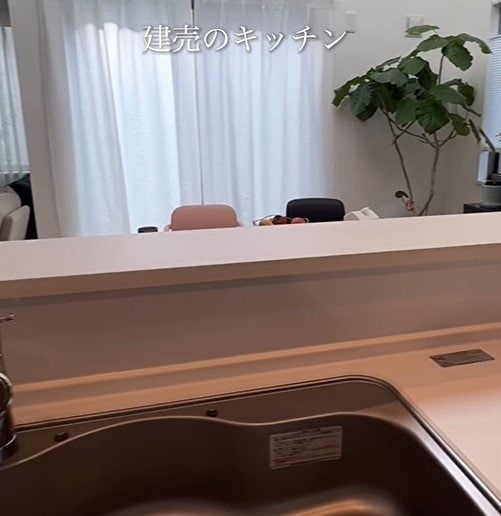 「真似したいです！」建売住宅の〈シンプルなキッチン〉→タイルシールを貼るだけで…〈洗練されたおしゃれキッチン〉に変身！