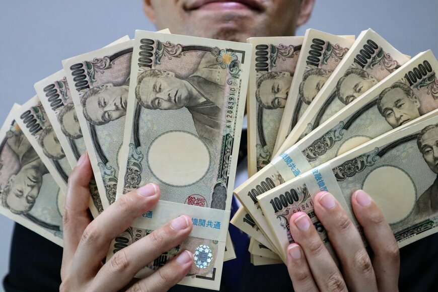 【お金持ち世帯】日本に「富裕層＋超富裕層」はどれくらいいる？【年代別】みんなの貯蓄額はいくら？「平均貯蓄額・中央値」を見る