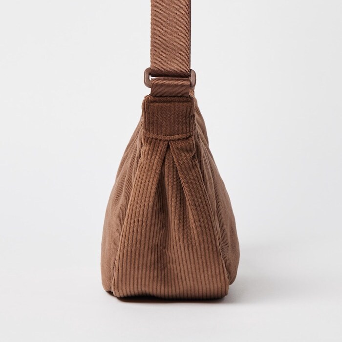 出所：ユニクロ公式オンラインストア ラウンドミニショルダーバッグ（コーデュロイ）